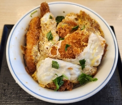 今日はかつ丼が...
