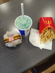 お昼に、マクド...