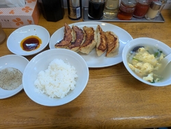 母と食事に行く...
