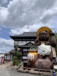 入口で、大きな...