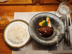 今日はハンバー...