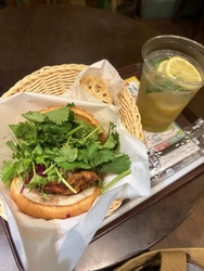 パクチーバーガ...