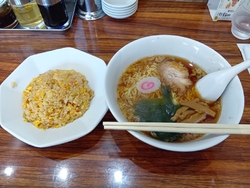 平日の昼食に初...