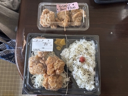 隣でランチをし...