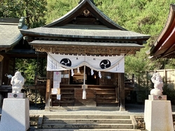 境内には、小さ...