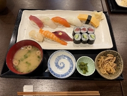 山盛りサラダと...