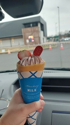 クレープを食べ...