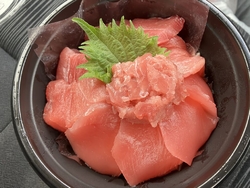 まぐろ丼をいた...