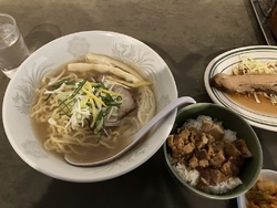 遅めの朝ご飯を...