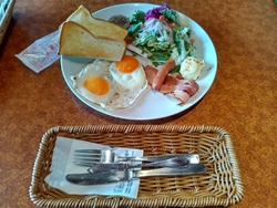 朝食を食べに行...