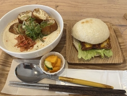 朝食セットを食...