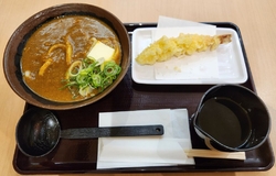 今日は近くのデ...