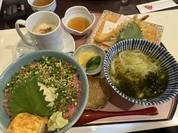 ネギトロ丼を食...