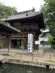 本堂は国宝、鐘...