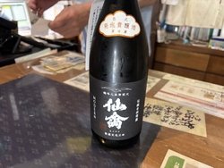 友人とお酒を探...