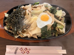 熱々の鉄板に醤...