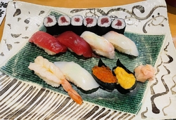 席に座ると最初...