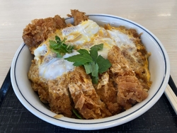 かつ丼をイート...