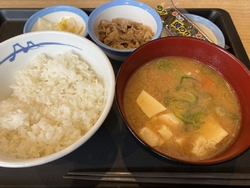 こちらで朝食を...