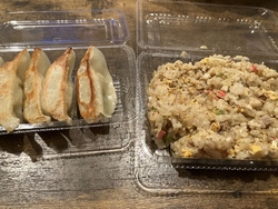 夕飯に炒飯と餃...