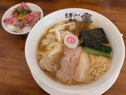 お店の前を通る...