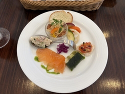 テーブルの隣と...