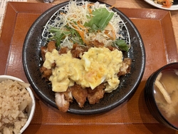 夕食に家族で食...