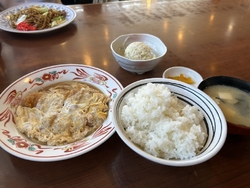 カツ玉定食とポ...