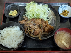 お店の前を通る...