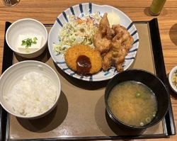 息子が定食を食...