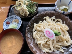 平日の昼どきに...