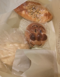 パンは種類豊富...