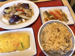 遅めの昼ご飯で...