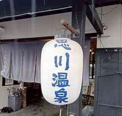 ひな飾りが目に...