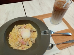 カレーを食べよ...