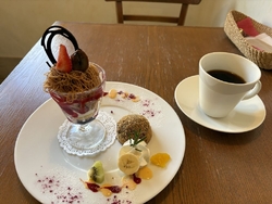 デザートを食べ...