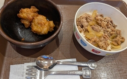 夕食に家族で食...
