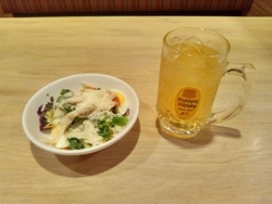 おつまみを食べ...