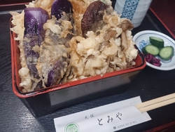 まず駐車場がと...