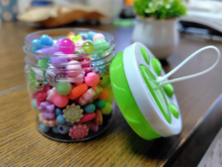 お店の前を通る...