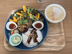 13時に来店。...