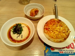 夕食を食べに歩...