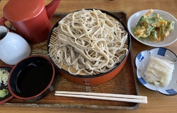 祝日の昼どきに...