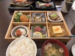 今日は開店を待...