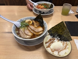 夕飯に妻と丸源...