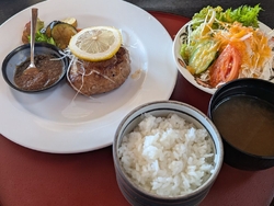 近くの床屋に散...