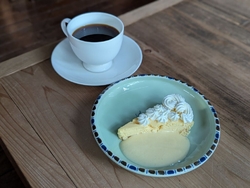 店内は照明を落...