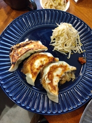 大きな餃子で蒸...