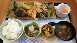 席は満席で待つ...