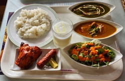 駐車場の前を通...